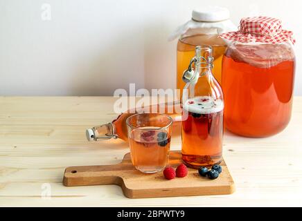 Tè kombucha fermentato fatto in casa con limone e zenzero. Bicchieri di  limonata estiva su tavolo di legno Foto stock - Alamy