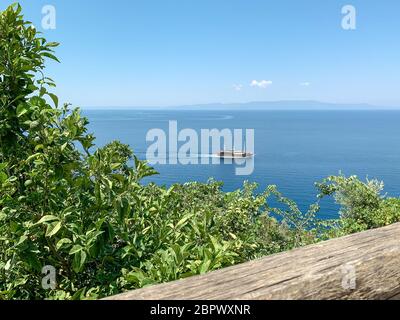 Una nave che naviga sul mare vicino al monte santo Athos Foto Stock