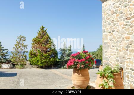 Monte Sacro Athos. Edifici monasteri ricoperti di piastrelle arancioni sullo sfondo del mare Foto Stock