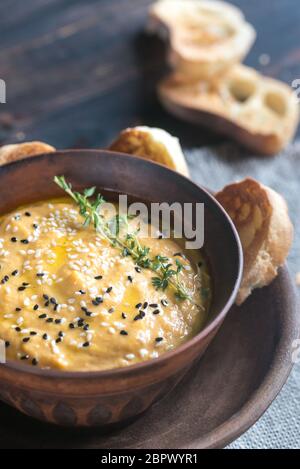 Terrina di zucca hummus con fette di pane tostato Foto Stock