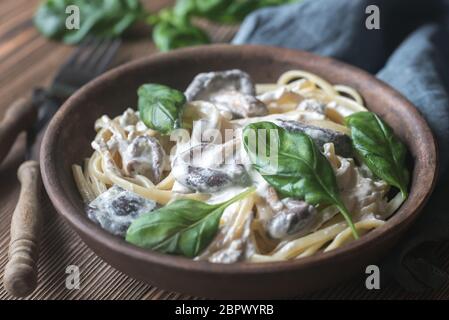 Porzione di Creamy Mushroom Linguine Foto Stock