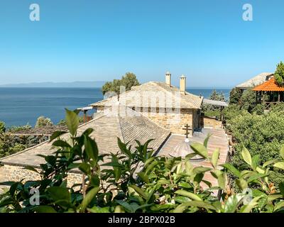 Monte Sacro Athos. Edifici monasteri ricoperti di piastrelle arancioni sullo sfondo del mare Foto Stock