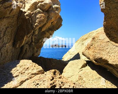 Monte Sacro Athos. Nave che naviga tra le rocce Foto Stock