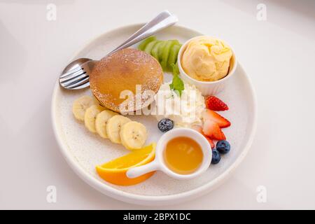 Pancake con frutta, gelato alla vaniglia e panna montata Foto Stock