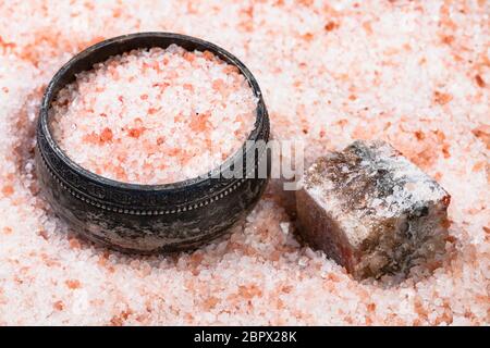 Vecchie sale di argento cantina, materie naturali Halite rosa minerale e grani di Sale Himalayano close up Foto Stock