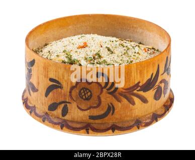 Vista laterale del sale in legno cantina con il sale aromatizzato con verdure essiccate e sapori isolati su sfondo bianco Foto Stock