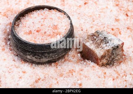 Vintage sale di argento cantina, ruvida rosa naturale Halite minerale e grani di Sale Himalayano close up Foto Stock