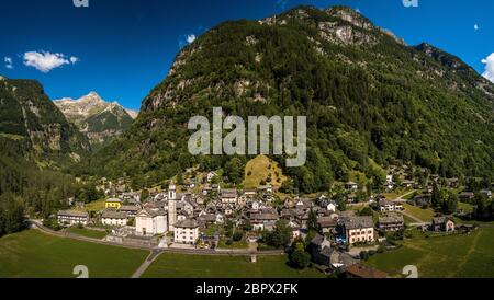 Il villaggio di Sonogno in Val Verzasca vicino a Locarno,il Cantone Ticino, Svizzera - aerial immagine panorama Foto Stock