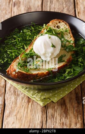 Zuppa di Acorda della regione di Alentejo in Portogallo. Viene preparato con uova, pane, olio d'oliva, aglio e coriandolo in un piatto sul tavolo. Vert Foto Stock