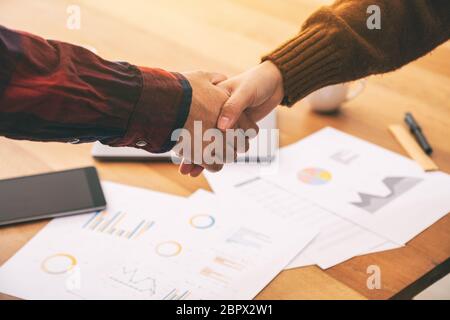 Primo piano immagine di due proprietari stringono le mani dopo la riunione Foto Stock