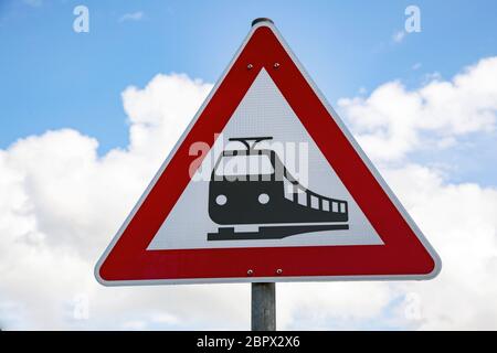 Particolare attenzione dal segno del Tram sulle nuvole blu sullo sfondo del cielo Foto Stock