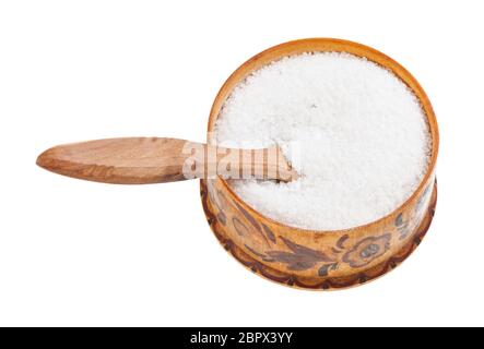 Sale in legno cantina con cucchiaio con grani di sale di roccia isolata su sfondo bianco Foto Stock