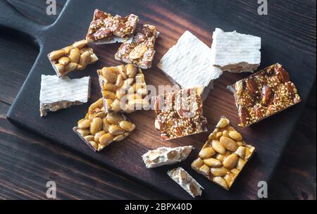 Fette di turron sul pannello di legno Foto Stock