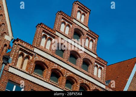 Casa con mattoni e maneggio a gradini in una città vecchia nel nord della Germania Foto Stock