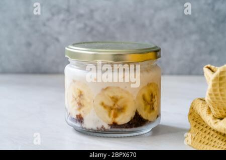 Budino di crema di banane fatto in casa con latte di mandorle, torta al cioccolato senza glutine, topping di verdure e nocciole / Dessert di magnolia Turca. Sano o. Foto Stock