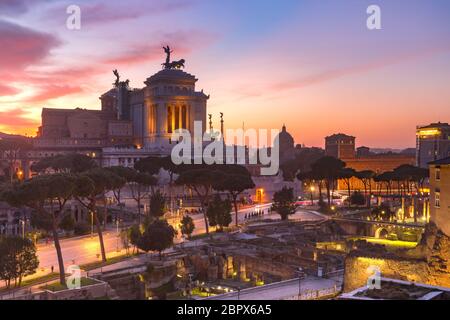 Le antiche rovine del Foro Traiano e Altare della Patria a sunsrise in Roma, Italia. Foto Stock