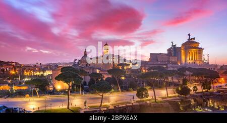 Panoramica aerea antiche rovine di un Foro Romano o Foro Romano, Foro Traiano e altare della Patria all'alba a Roma, Italia. Foto Stock