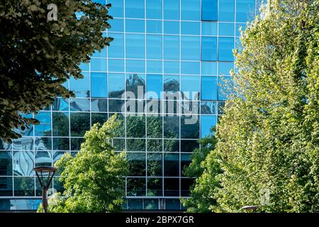 Verspiegeltes Bürohaus in Concepcion, Cile Foto Stock