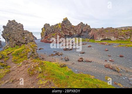 Spettacolari formazioni di lava sul telecomando Djupalonssandur beach in Islanda Foto Stock