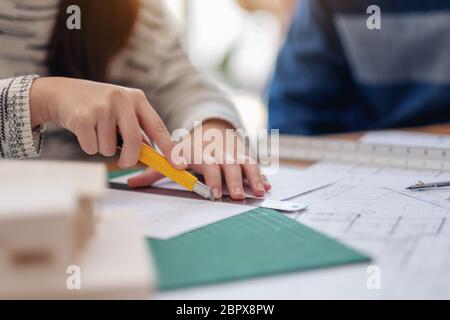 Un architetto di lavoro e il taglio di documenti di office Foto Stock
