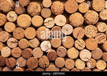 fondo di tappi di vino usati di forme, colori e dimensioni diverse. Vista dall'alto Foto Stock