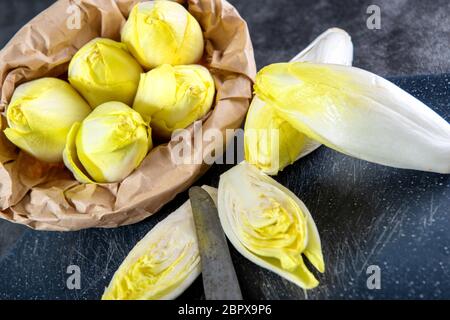 Un sacco di carta con indivia in Francia o in Belgio Foto Stock