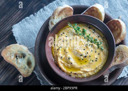 Terrina di zucca hummus con fette di pane tostato Foto Stock