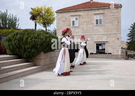 Konavle, Croazia, Oktober 5 2019. Un gruppo di ragazzi e ragazze che indossano costumi folcloristici tradizionali croati mentre ballano e eseguono uno spettacolo in un Foto Stock