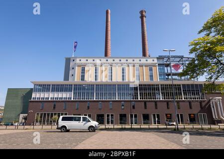 Eindhoven, Paesi Bassi, 17 maggio 2020. La società di design van Berlo in un grande edificio famoso con vecchi camini a Strijp S, Brabant in una giornata di sole Foto Stock