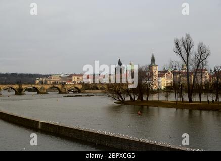 Vista panoramica invernale sull'architettura del molo della città vecchia e sul Ponte Carlo sul fiume Moldava a Praga, Repubblica Ceca. Vacanza in Europa, paesaggio urbano, famoso luogo turistico Foto Stock