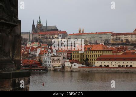 Vista panoramica invernale sull'architettura del molo della città vecchia dal Ponte Carlo sul fiume Moldava a Praga, Repubblica Ceca. Paesaggio urbano, vacanza in Europa, luogo turistico famoso Foto Stock