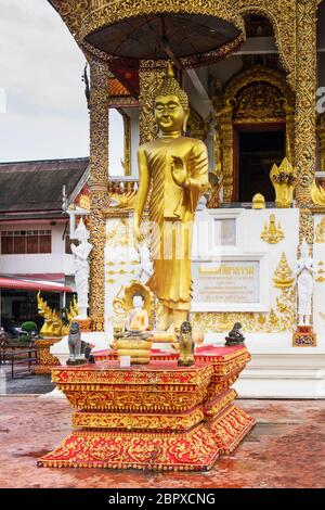 Statua del Buddha d'oro a Wat Buppharam nella città vecchia di Chiang mai, Thailandia Foto Stock