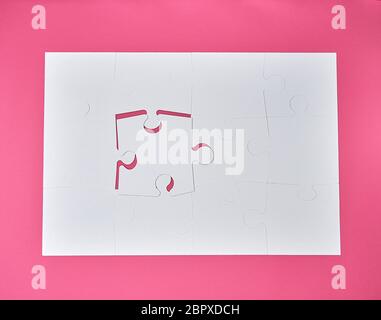 Bianco grande puzzle in bianco su sfondo rosa, vista dall'alto Foto Stock