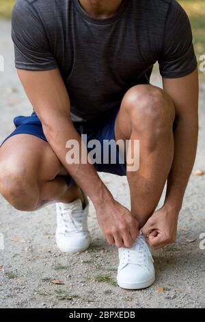 Laccio di legatura scarpe passalacci runner giovane formato ritratto pronto acceso jogging sport fitness training outdoor Foto Stock
