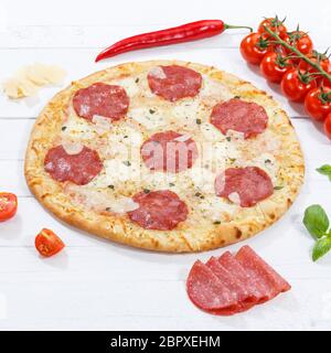 Salame pizza square ingredienti sulla tavola di legno legno Foto Stock