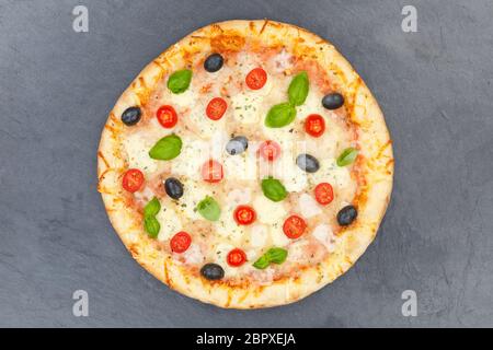 Pizza Margherita margherita dal di sopra su un ardesia Foto Stock