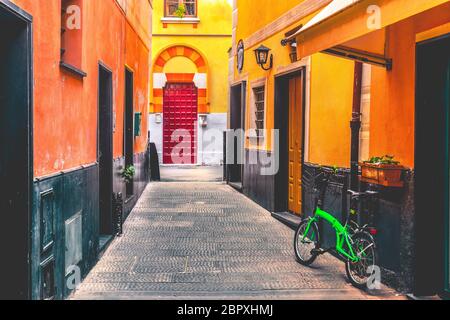 Colorato vicolo italiano bike village . Foto Stock