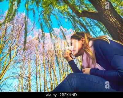 Soffia il naso allergiche respiratorie influenza stagionale primavera - febbre da fieno allergia da polline . Foto Stock