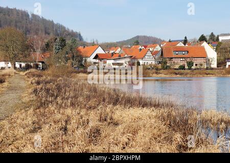 Herzhausen all'Edersee in inverno a pieno riempimento Foto Stock