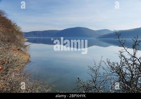 Berich all'Edersee in inverno a pieno riempimento Foto Stock