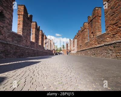 VERONA, Italia - CIRCA NEL MARZO 2019: Ponte di Castelvecchio (il che significa che il vecchio ponte del Castello) aka Ponte Scaligero (significato Ponte Scaligero) oltre il fiume Adige Foto Stock