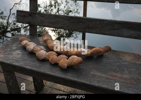 Due baguette sullo sfondo della sedia di legno . Concetto natura cibo , cibo biologico Foto Stock