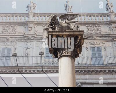 Leone Marciano (significa Leone di San Marco) colonna in Piazza delle Erbe piazza del mercato di Verona, Italia Foto Stock