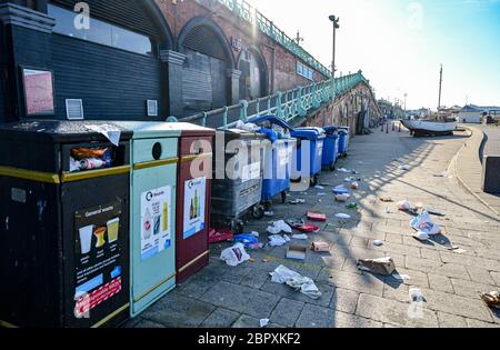 Brighton UK 20 maggio 2020 - spazzatura lasciata indietro durante la notte sul lungomare di Brighton in una calda giornata di sole, come si prevede che le temperature raggiungeranno gli alti 20 in alcune parti della Gran Bretagna oggi durante la crisi pandemica di Coronavirus COVID-19 . Credit: Simon Dack / Alamy Live News Foto Stock