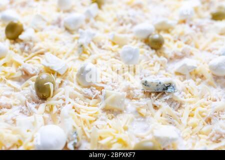 Immagine ravvicinata della pizza cruda a quattro formaggi o quattro formati pronti per la cottura Foto Stock