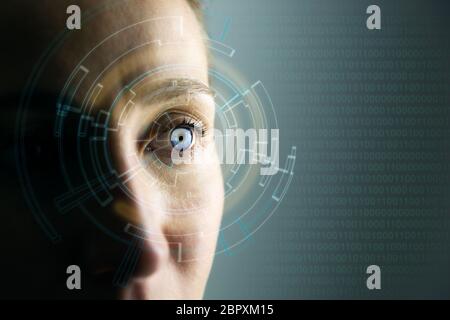 Alte tecnologie in futuro. Giovane donna's eye e high-tech di concetto, augmented reality display, wearable computing Foto Stock