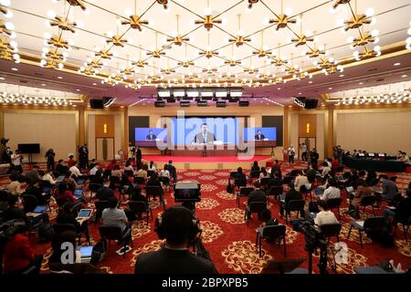(200520) -- PECHINO, 20 maggio 2020 (Xinhua) -- giornalisti partecipano ad una conferenza stampa della terza sessione del 13° Comitato Nazionale della Conferenza consultiva politica popolare Cinese (CPPCC) attraverso un collegamento video a Pechino, capitale della Cina, 20 maggio 2020. Il Comitato nazionale del CPPCC ha tenuto una conferenza stampa mercoledì pomeriggio, in vista della sessione annuale del principale organo consultivo politico. Guo Weimin, portavoce della terza sessione del 13° Comitato Nazionale del CPPCC, ha informato i media della sessione e ha preso domande tramite collegamento video a causa della risposta epidemica. (Xinhua/LYU SH Foto Stock
