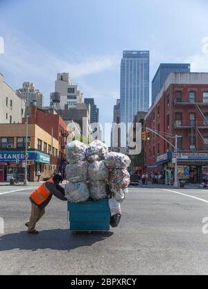 USA, New York City - 7 settembre 2010. Incrocio 9th Avenue e 52th Street. Foto Stock