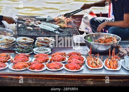 Preparazione di pesce sulla barca nel ristorante di strada in Thailandia. Foto Stock