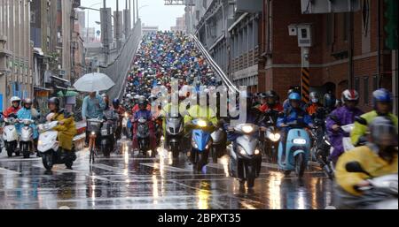 Dihua Street, Taipei City, 26 dicembre 2018:- affollato con gli scooter nella città di taipei il giorno della pioggia Foto Stock